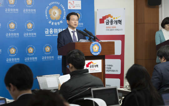 금융당국이 최근 금융회사들이 개인종합자산관리계좌(ISA)에 소액만 입금해 계좌 유치 실적을 올리는 이른바 '깡통계좌' 논란과 관련 '적절치 않다'고 반박했다. 김용범 금융위원회 사무처장은 22일 서울 광화문 금융위 브리핑실에서 'ISA 태스크포스(TF) 3차 회의' 내용을 발표하며 "장기투자 목적으로 설계된 ISA 제도의 특성을 감안할 때 초기 납입 규모가 작다는 이유로 통상 자산대비 부채가 과도한 계좌를 지칭하는 깡통계좌로 부르는 것은 적절치 않다"고 말했다. 금융위에 따르면 21일 기준 70만6672명이 ISA에 가입했으며 가입금액은 총 3561억3000만원으로 집계됐다.  유동일기자 eddieyou@